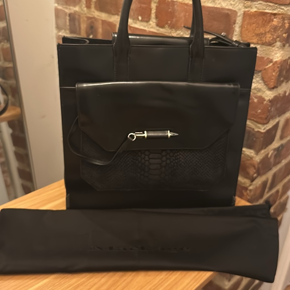 Chic Black Structured Handbag - Picture 7 of 8